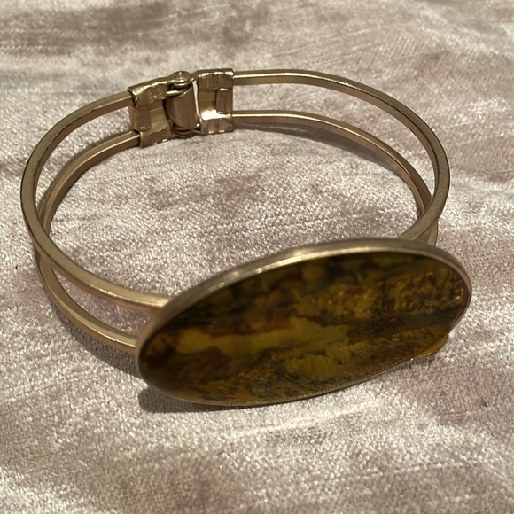 Abalone Hinged bangle Bracelet Goltone
2 1/2” - Picture 6 of 7